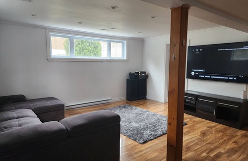 Laval House | À 5 Minutes de Montréal, Maison de 4 Chambres et Piscine Située à Laval Duvernay
