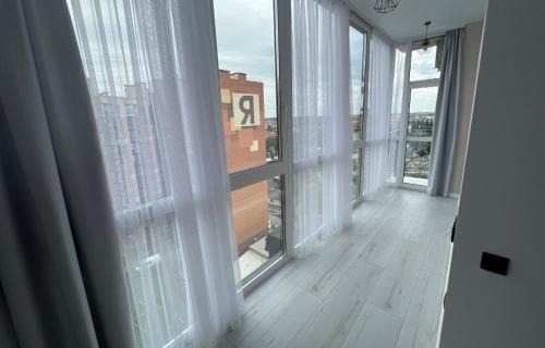 Lutsk Apartment | Двокімнатний Люкс Яровиця з чудовим краєвидом