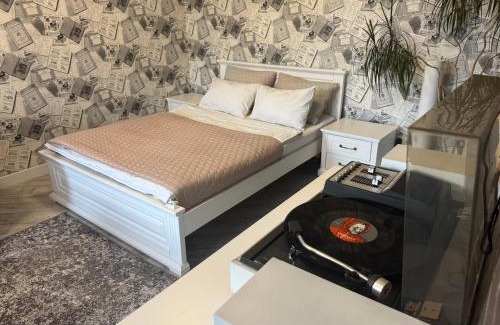 Kryvyi Rih Apartment | Просторі LUX апартаменти на центральному проспекті, програвач вінілу з платівками, великий Smart TV,преміум-підписки YouTube та онлайн-кінотеатрів , кавомашина, відкритий балкон, ЗВІТНІ ДОКУМЕНТИ
