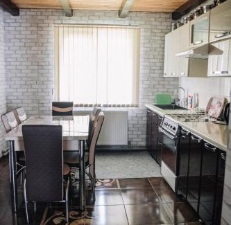 Verkhovyna Cabin | Стежка в гори