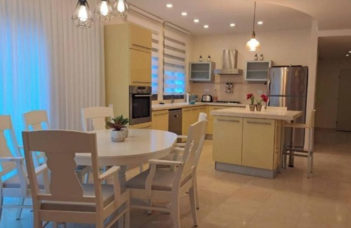 Bene Beraq Villa | אבני החושן- Avnei Hoshen - Two-Bedroom Apartment
