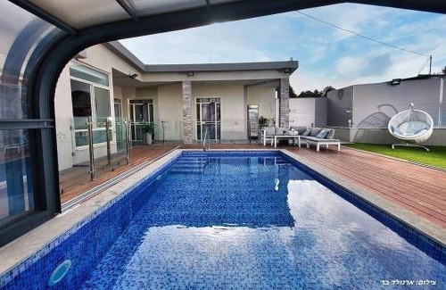 Shomera Villa | אחוזה על המים - וילה יוקרתית עם בריכה מחוממת וג'קוזי - Luxury 5 Bedroom villa with heated pool and jacuzzi