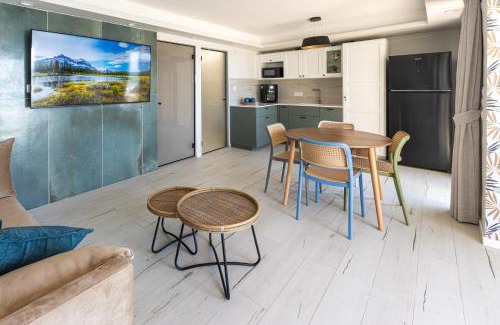 Haifa Apartment | בית חוף מושלם עם גקוזי ומרפסת - Beachside Bliss W jacuzzi