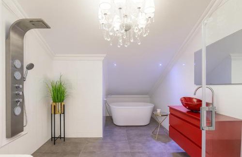 Rishon LeTsiyon Villa | וילה מונטאנו עם בריכה מחוממת וג'קוזי במרכז העיר - Villa Montano with a heated pool and jacuzzi in the city center