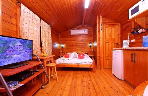 Migdal Cabin | נופש דביר - צימרים מהממים למשפחות עם ג'קוזי ובריכה ליד הכנרת