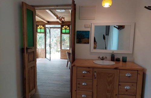 Ein Hod Artists Village Cabin | צימר השקדיה