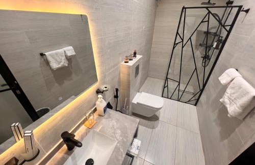 Al Kura Apartment | غرفة وجلسة خارجية بوصول ذاتي