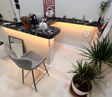 Al Kura Apartment | غرفة وجلسة خارجية بوصول ذاتي