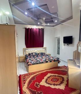 Al Koudh Apartment | غرف نوم في الخوض
