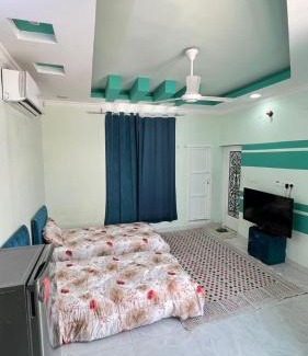 Al Koudh Apartment | غرف نوم في الخوض