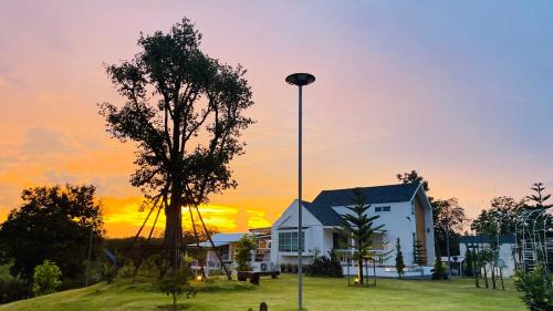 Wang Nam Khiao House | บ้านไร่ฟ้าสวย Family House