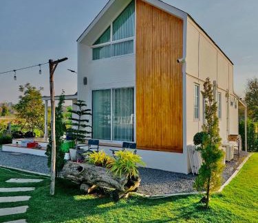 Wang Nam Khiao House | บ้านไร่ฟ้าสวย Family House