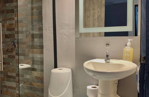 Zona Rosa Hotel | 【ᴘʀɪᴠᴀᴛᴇ ʙᴜɪʟᴅɪɴɢ 𝟏𝟖ʙᴅ/5ᴊᴀᴄᴜᴢᴢɪ ᴀᴛ ʟʟᴇʀᴀꜱᴘᴀʀᴋ】