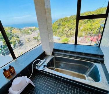 Tsubaki Onsen House | まるごと貸切別荘 全部屋海を眺める炭火BBQ 温水プール付き 白良浜車3分、千畳敷、三段壁徒歩圏