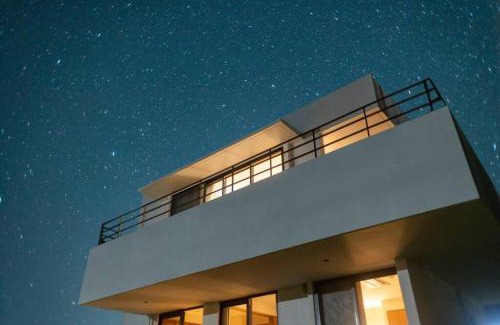 Ueno Villa | オーシャンビューの新築インテリアデザインを貸切!テラス付きの宿で最高の休日をお楽しみください