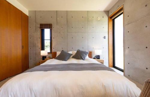 Ueno Villa | オーシャンビューの新築インテリアデザインを貸切!テラス付きの宿で最高の休日をお楽しみください