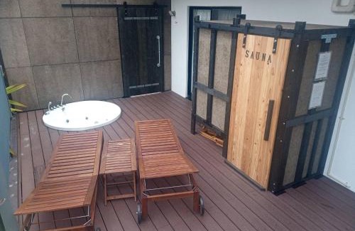 Yonashiroteruma Villa | テラスでBBQ&サウナ&ジャグジー付き 築浅おしゃれな貸別荘 最大16名宿泊可能 Cottage Uruma