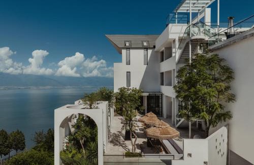 Dali Town Hotel | 大理空岛半山海景民宿