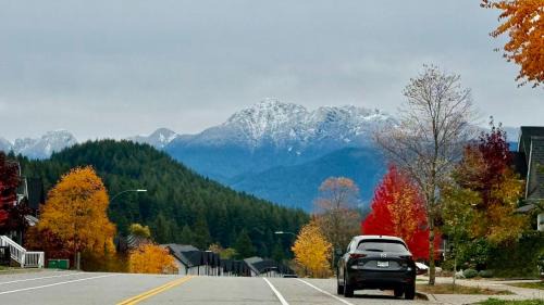 Burke Mountain House | 宽敞的私人套房&热水浴缸&近交通和自然小径