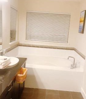 Burke Mountain House | 宽敞的私人套房&热水浴缸&近交通和自然小径