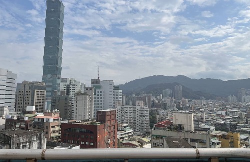 Xinyi Apartment | 暮光公寓 x 健身教練｜台北 101 ｜Pool｜夜市 ｜cafe｜MRT捷運站｜Gym