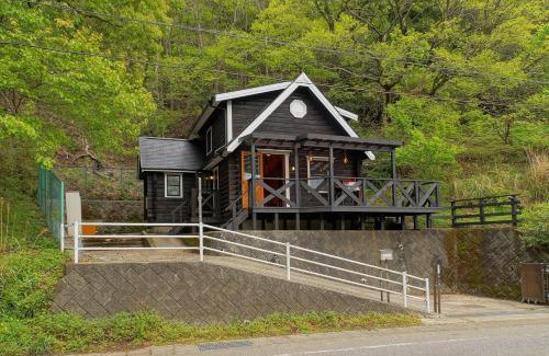 Ito Villa | 松川湖の目の前に佇む貸切ログハウス 1棟貸切 バーベキュー ペット相談可 長期滞在 カラオケ ファミーユ松川湖