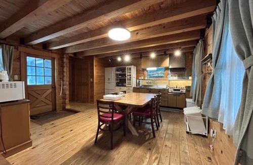 Ito Villa | 松川湖の目の前に佇む貸切ログハウス 1棟貸切 バーベキュー ペット相談可 長期滞在 カラオケ ファミーユ松川湖