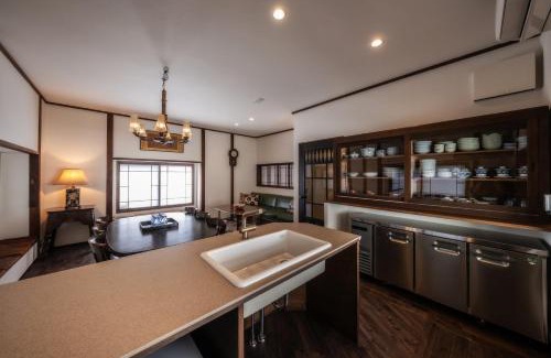 Dogo Hot Spring Apartment | 源泉かけ流しの一棟貸し温泉宿The Feet Dogo築70年日本文化的道後温泉徒歩6分大正ロマンの調度品テレビ無しで家族団らん