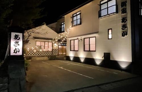 Matsuzaki House | 源泉かけ流しの露天風呂を独り占め！一棟貸切旅館「御宿あさか」29名まで宿泊可