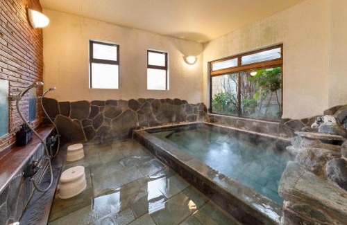 Matsuzaki House | 源泉かけ流しの露天風呂を独り占め！一棟貸切旅館「御宿あさか」29名まで宿泊可