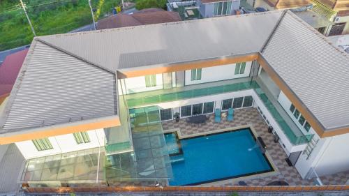 North Pattaya Villa | 芭提雅21航站楼附近8卧9卫轻奢现代别墅带独立歌房