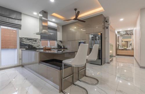 North Pattaya Villa | 芭提雅21航站楼附近8卧9卫轻奢现代别墅带独立歌房