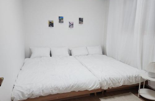 Ikseon-dong Hanok Village Villa | 종로익선 스테이