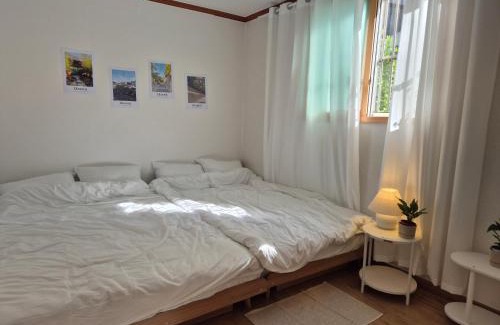 Ikseon-dong Hanok Village Villa | 종로익선 스테이