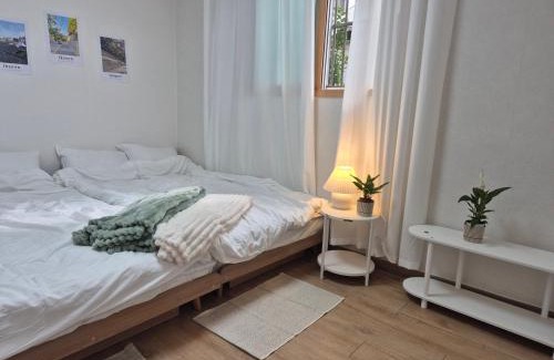 Ikseon-dong Hanok Village Villa | 종로익선 스테이