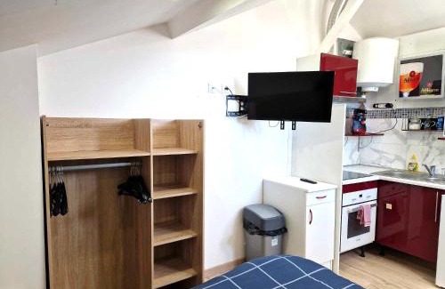 Razac-sur-l'Isle Apartment | 08 - Très joli studio tout équipé pour 2 personnes, avec lit double, parking privatif gratuit, grand fourgon possible, tout le linge de maison est fourni