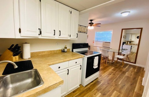 Disston Heights Apartment | 1/1 Downstairs Apt, 15 min to Downtown or Beaches!