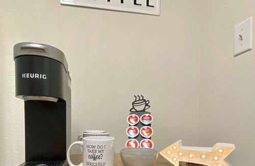 Disston Heights Apartment | 1/1 Downstairs Apt, 15 min to Downtown or Beaches!