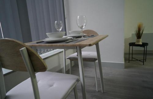 Desborough Apartment | 1 & 2 Bed Apartments - Desborough, Kettering, Sleeps Upto 2 & 3, Free Parking, Family, Relocation, WIFI, Gateway