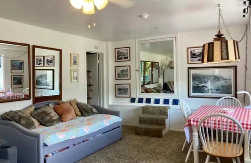 Avalon Apartment | 1/2 block to the BEACH