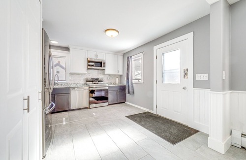 Rockland House | 1/2 Mi to Dtwn & Harbor Park: Home w/Large Yard!