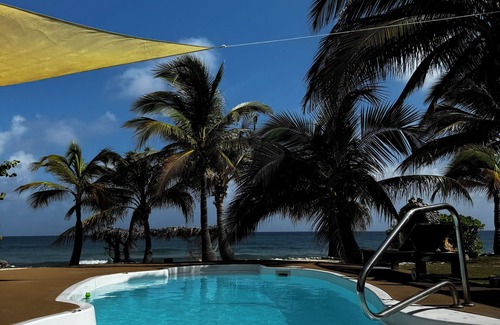 West End House | 1-bdm tropical beach paradise w/pool, hammocks, cabana, snorkeling, BBQ & more!