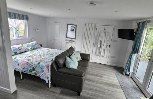 Saint Ann's Chapel House | 1 Bed Cabin-Sleeps 2 Hot Tub Garden Views Pets