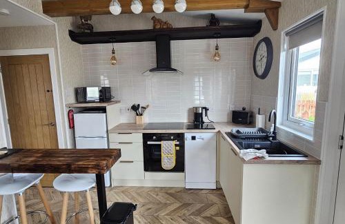 Bridlington Ski Chalet | 1 Bed Cabin - Sleeps 2 - Pets - 2 Min To Beach
