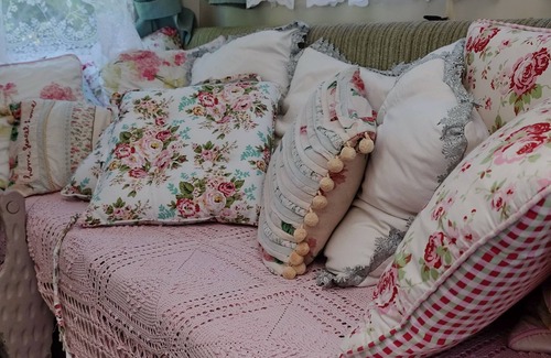 Grade Cabin | 1 Bed Caravan Sleeps 2 - Garden, Pets, Parking