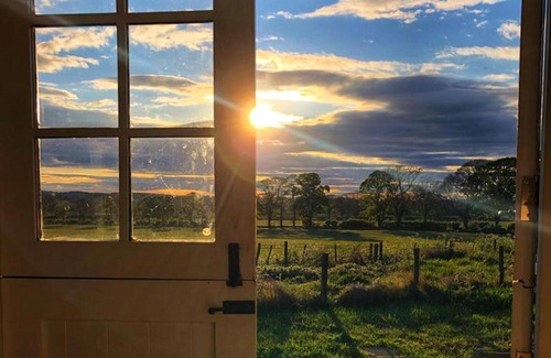 Lemington Cabin | 1 Bed Glamping Hut - Firepit, Fireplace, Views