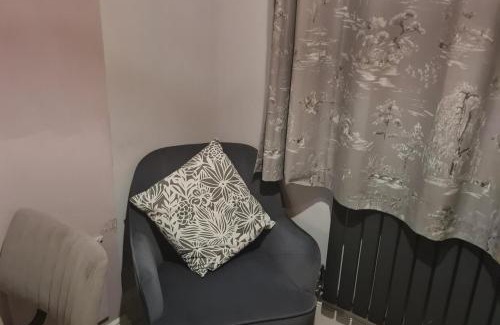 Old Harlow Apartment | 1 Bed Sleeps 2 with Private Garden