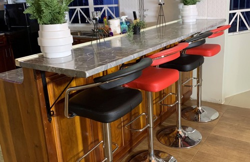 Georgetown House | 1 Bed Villa - Sleeps 4 - Pool - Parking - Wifi