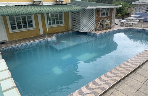 Georgetown House | 1 Bed Villa - Sleeps 4 - Pool - Parking - Wifi