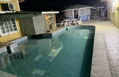 Georgetown House | 1 Bed Villa - Sleeps 4 - Pool - Parking - Wifi